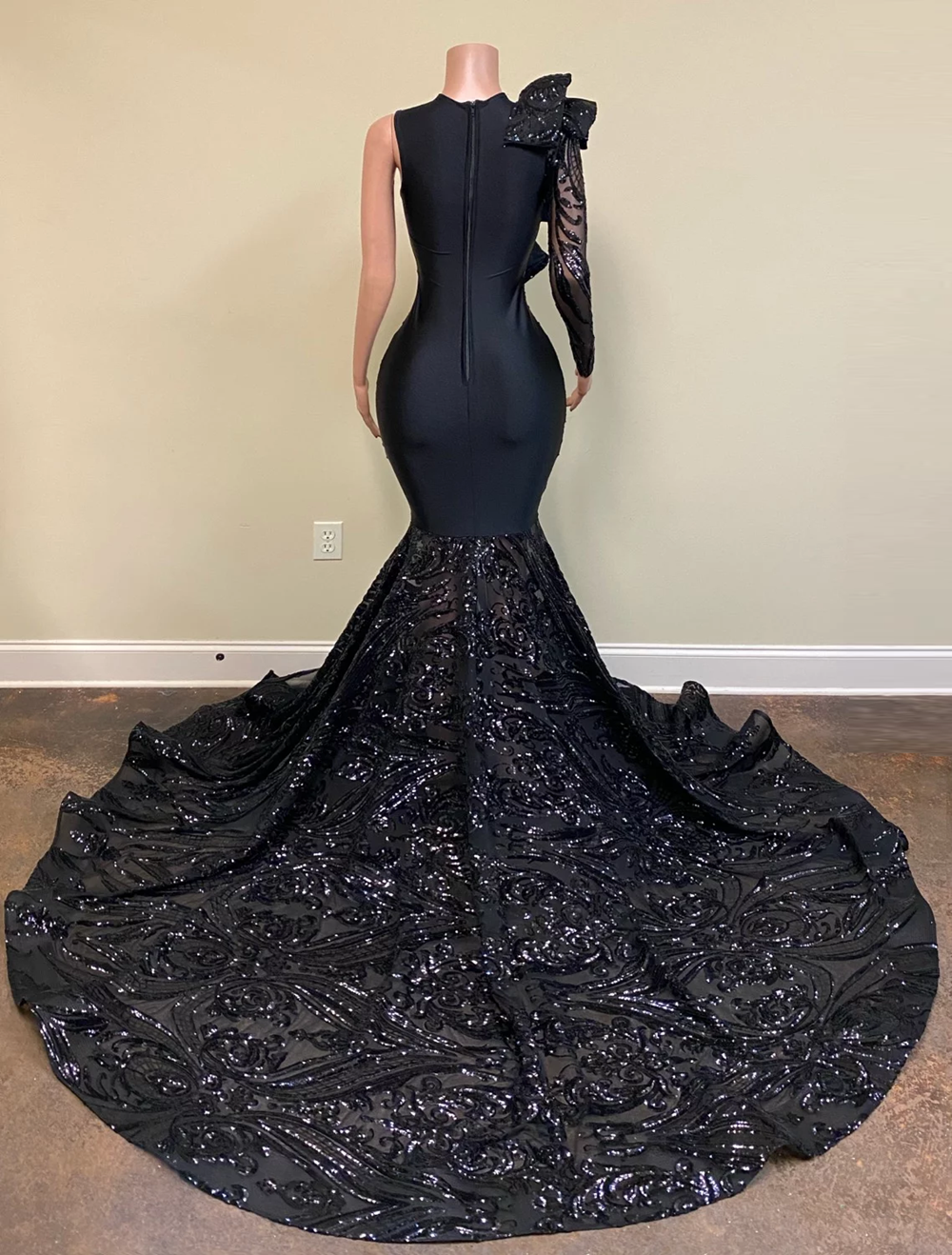 Fitted Long Sparkly Prom Dresses 2022 Single Long Sleeve Mermaid Style Sequined Black