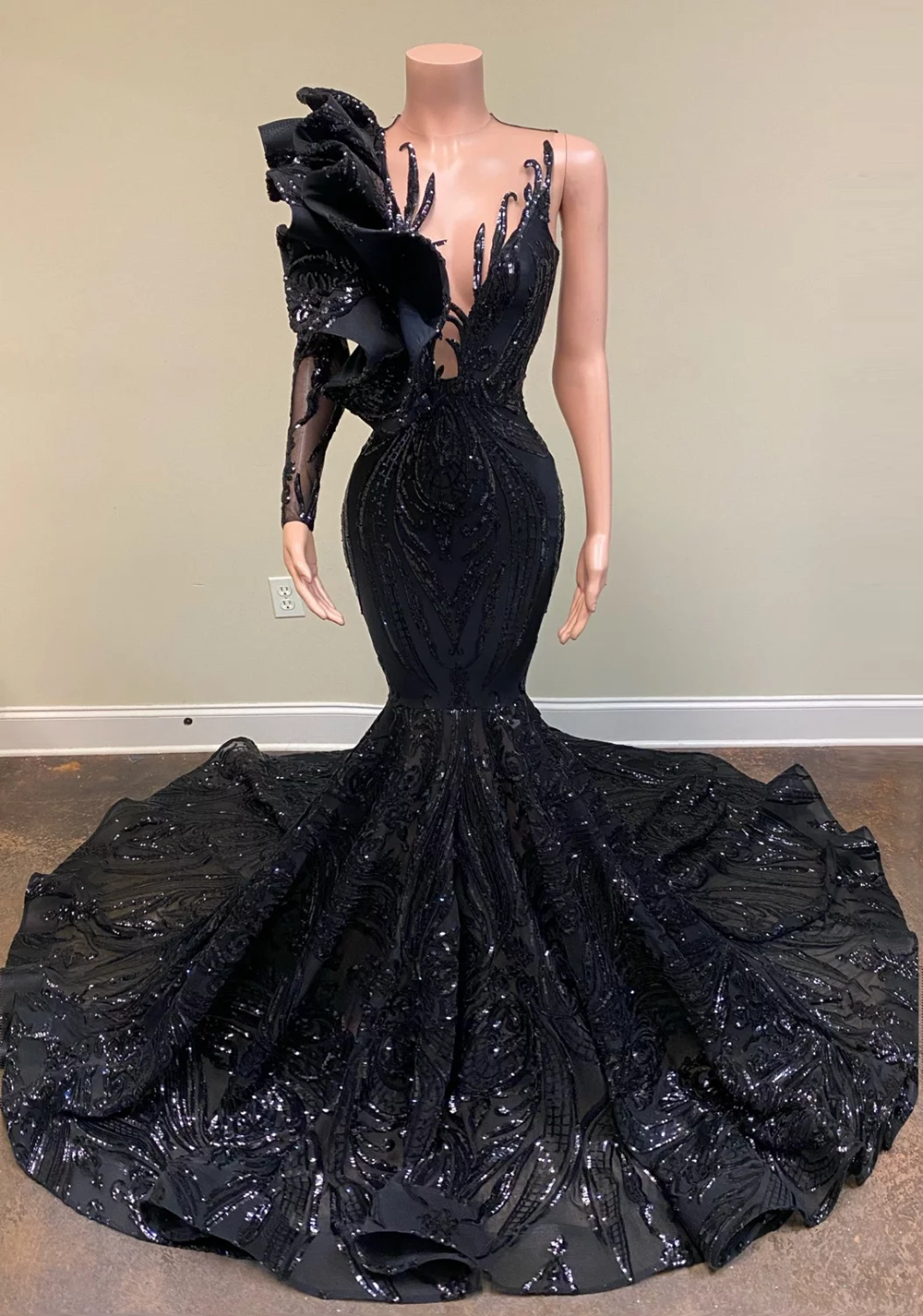 Fitted Long Sparkly Prom Dresses 2022 Single Long Sleeve Mermaid Style Sequined Black